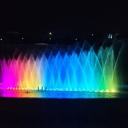 Вечером город переливается разноцветными огнями. Фото: автор