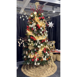 Ялинка-переможниця із солом`яною зіркою, очеретом замість гірлянд та варениками. Фото надане Мариною Гукасовою