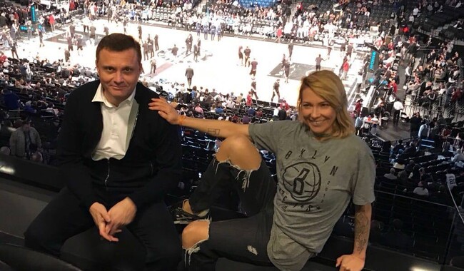 Обое появлялись на страницах и в сюжетах медиа как известные личности, четко разделяя сферы присутствия: Сергей – мультимиллионер и политический менеджер, Зинаида – художница.