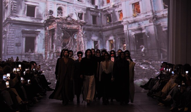 Коллекция дизайнера Анны Назарян (Nazarelli) – сдержанность, драматичность и чувственность. Фото: Владимир Босак (Ukrainian Fashion Week)