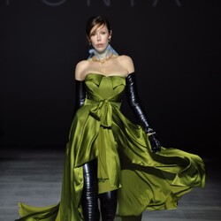 Бренд TONiA в поисках вдохновения обратился к периоду сложных форм и утонченному аристократическому стилю. Фото: Владимир Босак (Ukrainian Fashion Week)