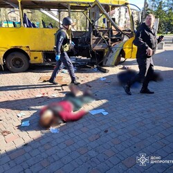 Удар российского дрона по автобусу в Никополе 7 апреля. Фото: t.me/dsns_telegram