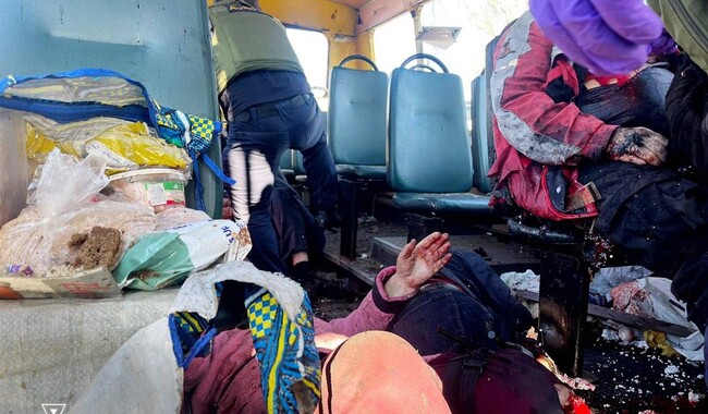 Удар российского дрона по автобусу в Никополе 7 апреля. Фото: t.me/dsns_telegram