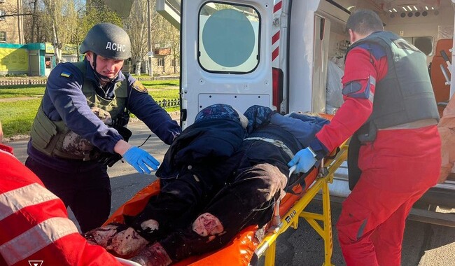 Удар российского дрона по автобусу в Никополе 7 апреля. Фото: t.me/dsns_telegram